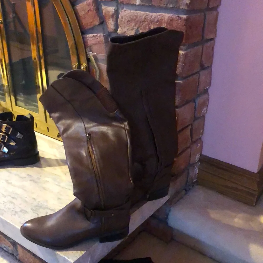 Fergalicios by Fergie, beautiful pair of boots, stretch provided top, EUC, brown - Picture 1 of 11
